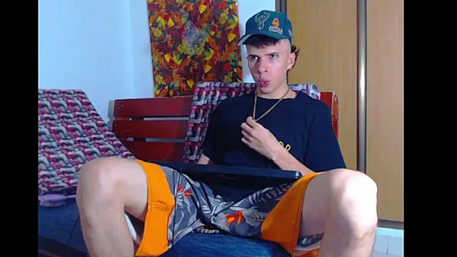 Snapshot of Keeny16 chatting on 12/15/24, 09:53 Keeny16 online show from 12/15/24, 09:53