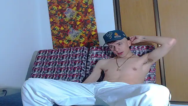 Snapshot of Keeny16 chatting on 12/17/24, 04:45 Keeny16 online show from 12/17/24, 04:45