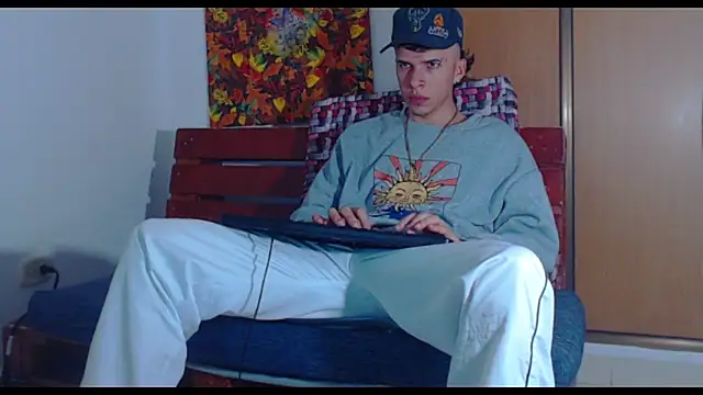 Snapshot of Keeny16 chatting on 12/18/24, 01:37 Keeny16 online show from 12/18/24, 01:37