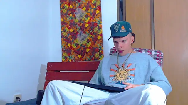 Snapshot of Keeny16 chatting on 12/19/24, 03:29 Keeny16 online show from 12/19/24, 03:29