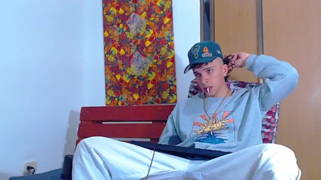 Snapshot of Keeny16 chatting on 12/19/24, 02:13 Keeny16 online show from 12/19/24, 02:13