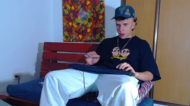 Snapshot of Keeny16 chatting on 12/21/24, 08:10 Keeny16 online show from 12/21/24, 08:10