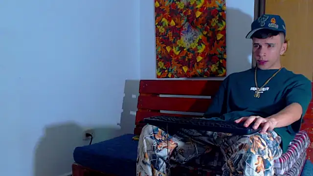 Snapshot of Keeny16 chatting on 01/05/25, 04:25 Keeny16 online show from 01/05/25, 04:25