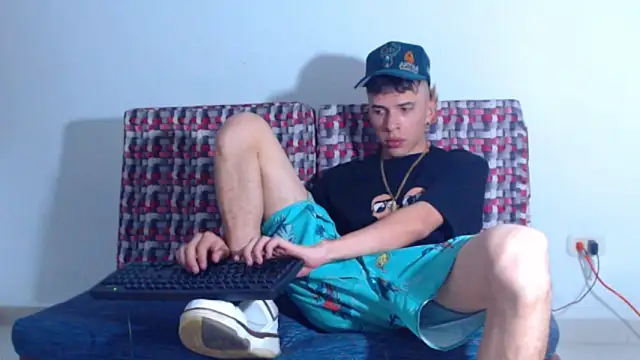 Snapshot of Keeny16 chatting on 01/27/25, 08:17 Keeny16 online show from 01/27/25, 08:17