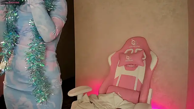 Kira yoon online show from 12/31/24, 12:43