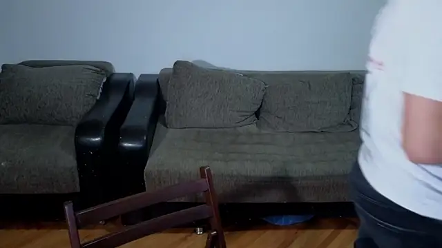 Snapshot of JohnnyStepBro chatting on 10/25/25, 05:08 JohnnyStepBro online show from 10/25/25, 05:08