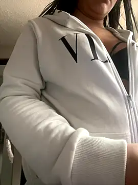 Little Ivy online show from 11/22/25, 01:54