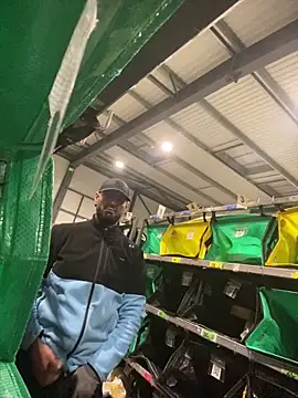 Snapshot of benben190 chatting on 03/10/25, 11:27 benben190 online show from 03/10/25, 11:27