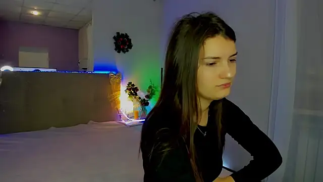 Snapshot of Laura_Leee chatting on 12/17/25, 05:57 Laura Leee online show from 12/17/25, 05:57