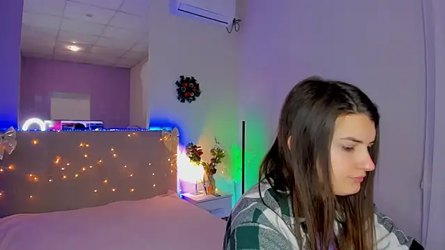 Snapshot of Laura_Leee chatting on 01/18/26, 06:17 Laura Leee online show from 01/18/26, 06:17