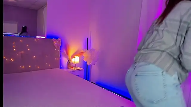 Snapshot of Laura_Leee chatting on 04/04/26, 04:44 Laura Leee online show from 04/04/26, 04:44