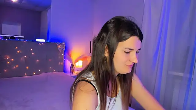 Snapshot of Laura_Leee chatting on 06/22/26, 04:53 Laura Leee online show from 06/22/26, 04:53