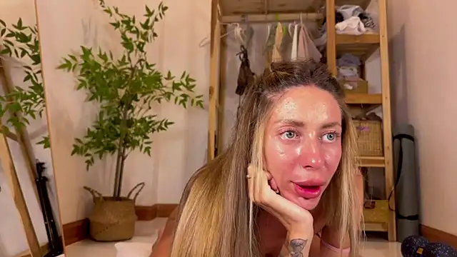 Snapshot of ___art chatting on 11/04/25, 11:42 art online show from 11/04/25, 11:42