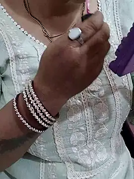 Snapshot of Urmila_bhabhii chatting on 03/25/26, 04:07 Urmila bhabhii online show from 03/25/26, 04:07