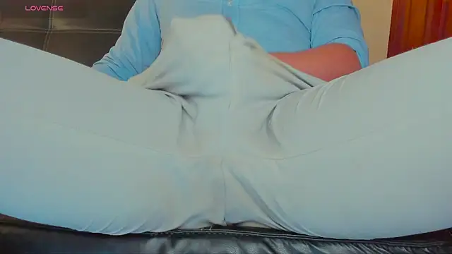 Snapshot of MrLonely02 chatting on 12/13/24, 03:49 MrLonely02 online show from 12/13/24, 03:49