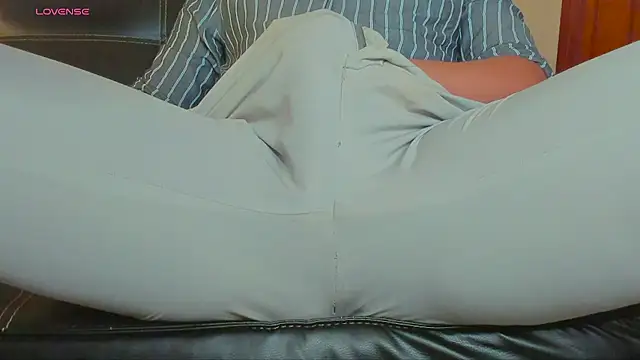 Snapshot of MrLonely02 chatting on 12/19/24, 02:01 MrLonely02 online show from 12/19/24, 02:01