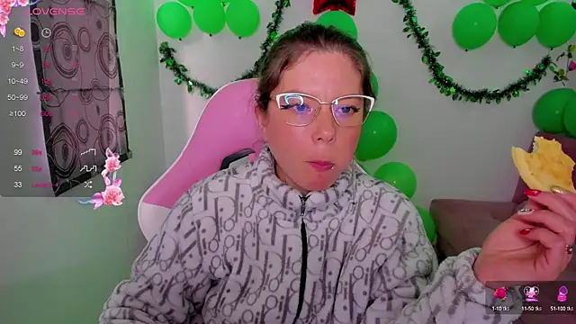 Snapshot of Susana_garcia_ chatting on 12/13/24, 10:23 Susana garcia  online show from 12/13/24, 10:23