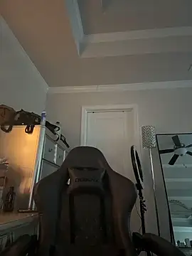 Snapshot of butterflybootyy chatting on 12/15/25, 01:04 butterflybootyy online show from 12/15/25, 01:04