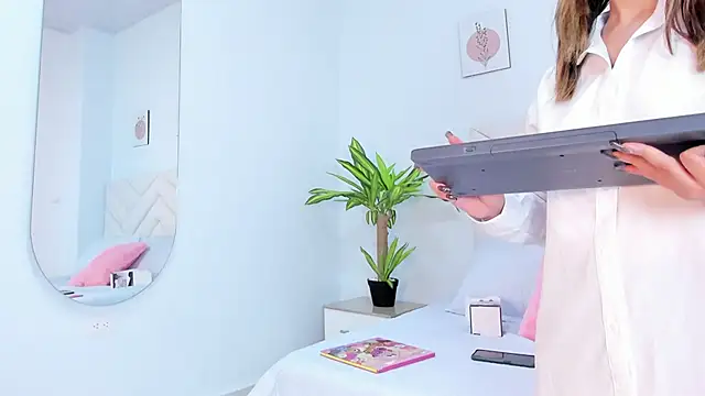 Snapshot of Bella_reaset18 chatting on 12/07/24, 07:32 Bella reaset18 online show from 12/07/24, 07:32