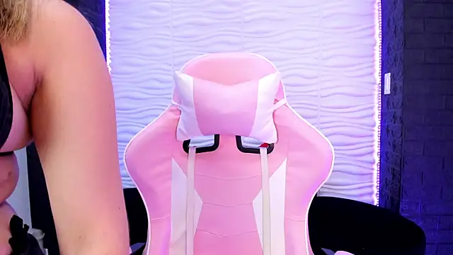 Snapshot of Bella_reaset18 chatting on 12/13/24, 07:32 Bella reaset18 online show from 12/13/24, 07:32