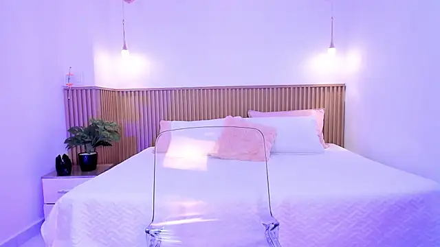 Snapshot of Bella_reaset18 chatting on 12/20/24, 09:17 Bella reaset18 online show from 12/20/24, 09:17