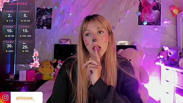 Snapshot of ariana_rosse__ chatting on 10/31/25, 08:59 ariana rosse online show from 10/31/25, 08:59