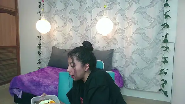 Snapshot of Mya_paris chatting on 01/24/25, 04:27 Mya paris online show from 01/24/25, 04:27