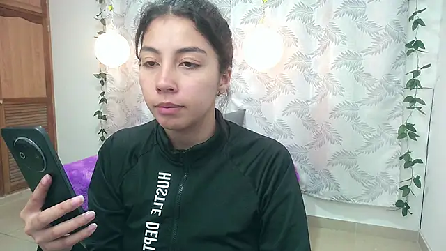 Snapshot of Mya_paris chatting on 02/04/25, 10:55 Mya paris online show from 02/04/25, 10:55