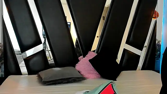 melody suarez online show from 12/12/24, 07:15