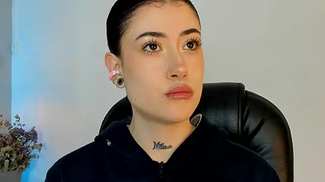 melody suarez online show from 01/04/25, 07:34