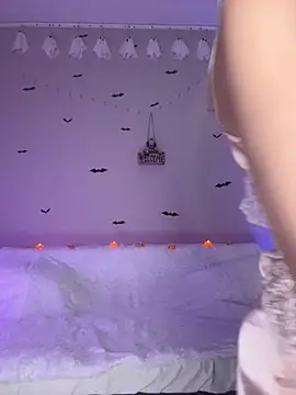 LoveLuna  online show from 10/31/25, 06:20