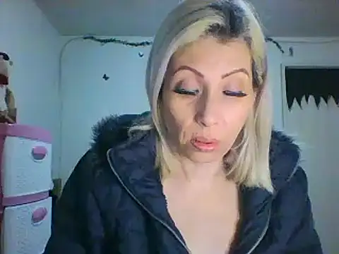 alixia81 online show from 12/24/24, 09:39