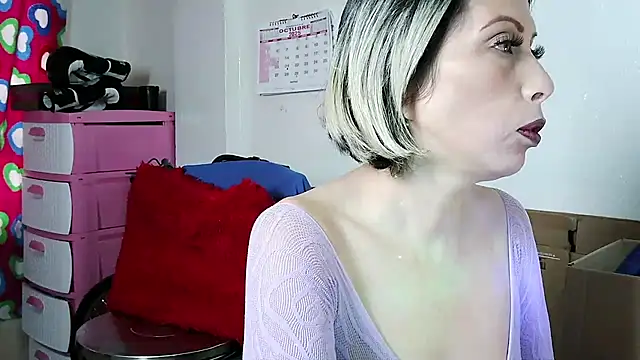 alixia81 online show from 10/27/25, 06:23