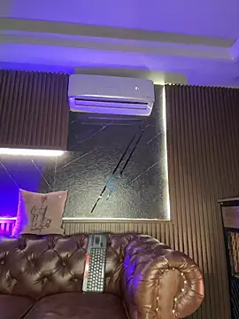 Snapshot of AaronCruz_ chatting on 02/13/26, 09:33 AaronCruz online show from 02/13/26, 09:33