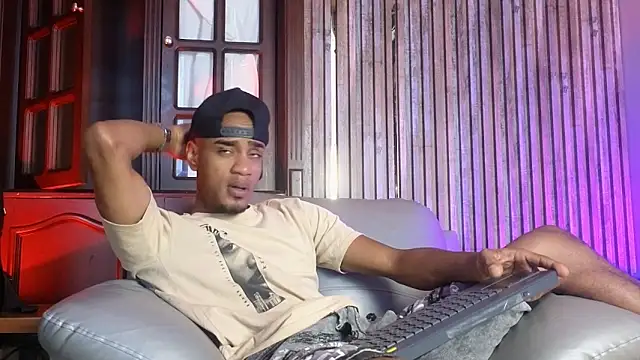 Snapshot of AaronCruz_ chatting on 02/18/26, 04:36 AaronCruz online show from 02/18/26, 04:36