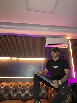 Snapshot of AaronCruz_ chatting on 03/06/26, 01:13 AaronCruz online show from 03/06/26, 01:13