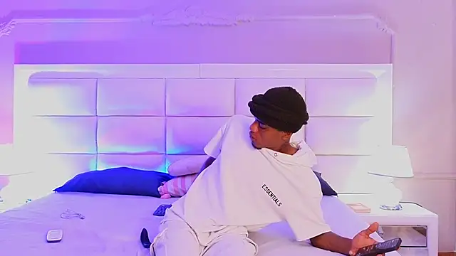 Snapshot of AaronCruz_ chatting on 04/21/26, 10:12 AaronCruz online show from 04/21/26, 10:12