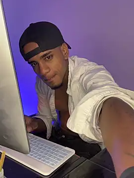 Snapshot of AaronCruz_ chatting on 05/01/26, 11:53 AaronCruz online show from 05/01/26, 11:53