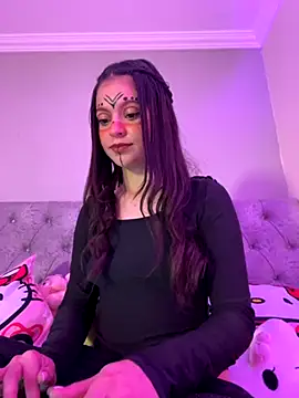 Snapshot of LucyEvans_ chatting on 10/31/25, 05:41 LucyEvans online show from 10/31/25, 05:41