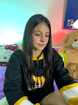 Snapshot of LucyEvans_ chatting on 11/19/25, 04:12 LucyEvans online show from 11/19/25, 04:12