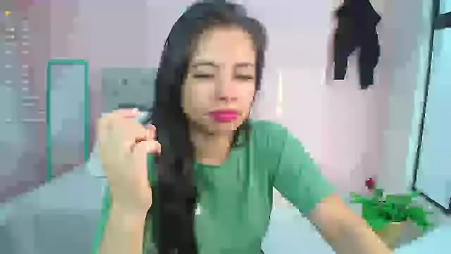 Snapshot of soyzarahtorres chatting on 01/15/25, 10:02 soyzarahtorres online show from 01/15/25, 10:02