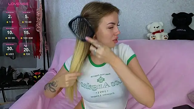 Snapshot of EmilyRobbie chatting on 02/10/25, 12:41 EmilyRobbie online show from 02/10/25, 12:41