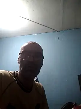 hugosafado333 online show from 12/04/24, 03:26