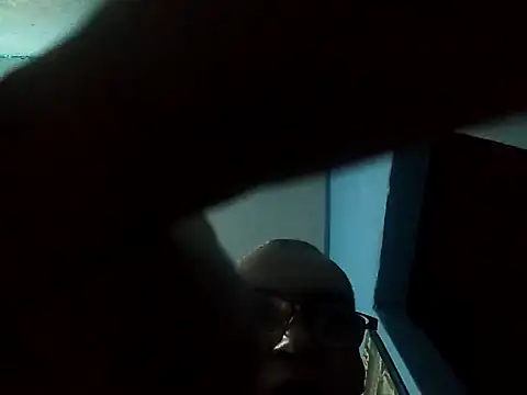 hugosafado333 online show from 12/18/24, 02:10