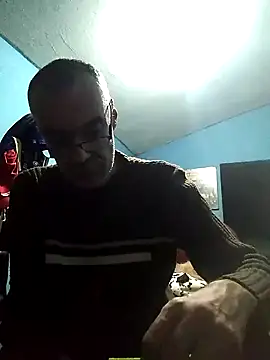 hugosafado333 online show from 12/21/24, 07:35