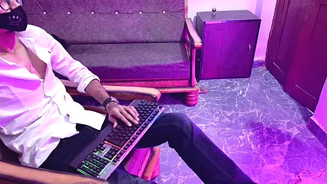 Snapshot of Habibi_big_b chatting on 10/23/25, 06:06 Habibi big b online show from 10/23/25, 06:06