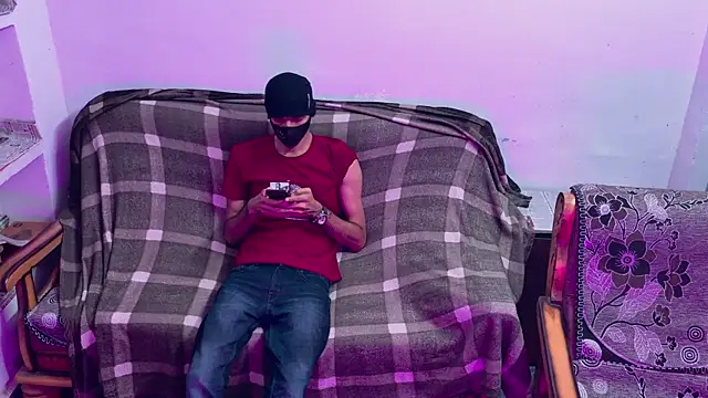 Snapshot of Habibi_big_b chatting on 10/27/25, 05:39 Habibi big b online show from 10/27/25, 05:39