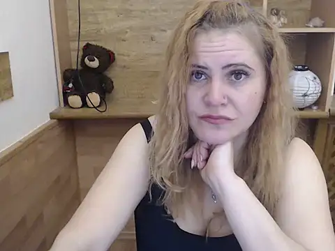 Snapshot of DaniellaKiss chatting on 04/14/26, 07:42 DaniellaKiss online show from 04/14/26, 07:42