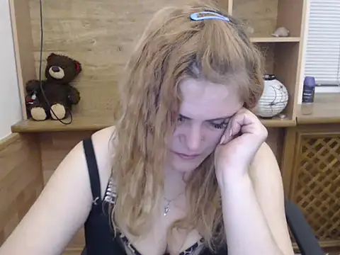 Snapshot of DaniellaKiss chatting on 04/15/26, 05:42 DaniellaKiss online show from 04/15/26, 05:42