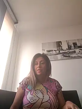 Latiinvenushot online show from 11/23/25, 04:18